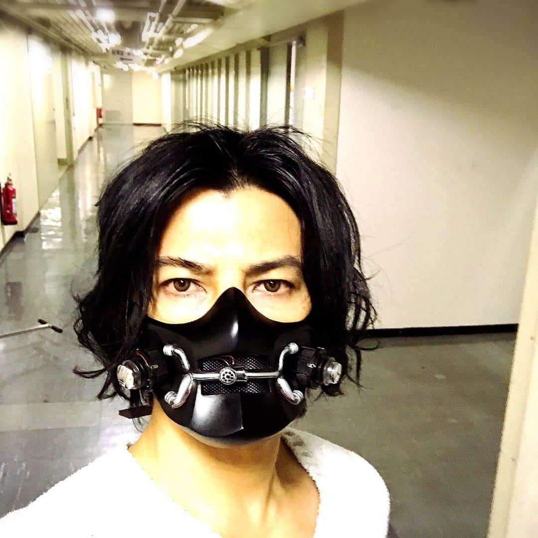 武田真治さんのインスタグラム写真 - (武田真治Instagram)「2017.8.11.深夜に放送された#コードネームミラージュ 第19話、ご覧頂きありがとうございました☆ 凄い展開でしたね⚡️ 洗脳を抑制するためにハメられたボイスチェンジャー（よく見て！機動式）と拘束着は特注で作って頂きましたが、長時間の撮影だとさすがにくっきりと跡が（笑） 来週はカーアクションもある予言…乞うご期待⭐︎ #武田真治 #ShinjiTakeda」8月12日 16時03分 - shinji.takeda