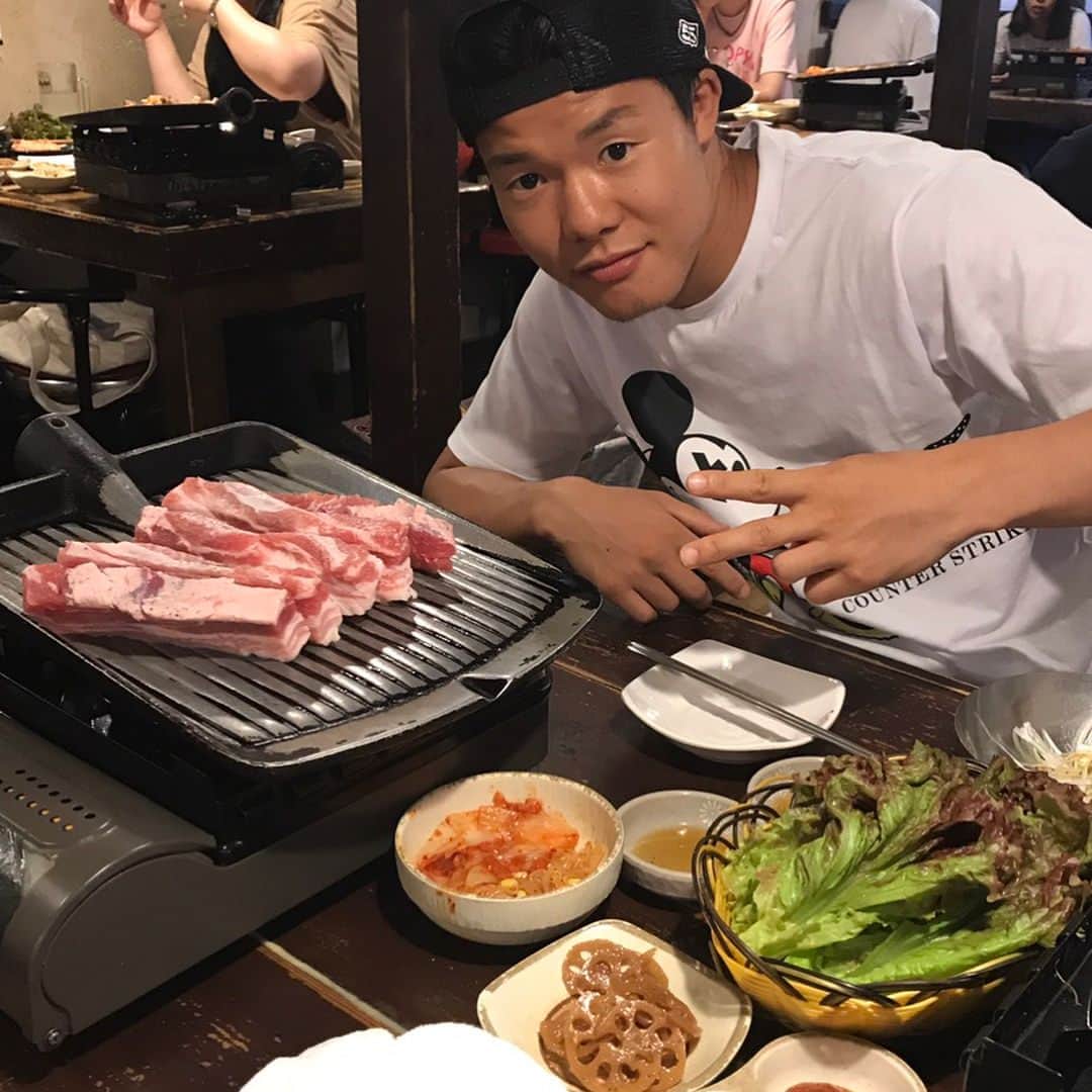 亀田和毅さんのインスタグラム写真 - (亀田和毅Instagram)「練習終わって駅で待ってる時におにぎり🍙  おにぎり食べると元気でるな！ ほんで今は久しぶりに韓国料理食べにきてる！美味しいな！最高  #亀田和毅 #亀田 #亀田三兄弟 #今日の #ファッション #って言うか #私服 #かわいいTシャツ #韓国料理 #美味しい #でも何かこの1週間めちゃ長かった #疲れたな #ゆっくりしよ #tomoki #tmk #mexicanito #instagood #instagram #instafashion #instafood #fashion」8月12日 19時12分 - tomokikameda