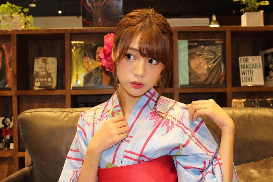 志田友美（ゆうみん）のインスタグラム：「. 今年はもう着ることないだろうって諦めてた浴衣着れた😳💖わあい . 今日の握手会たのしかたよ～ ありがとう🤣 . 明日はツアー東京‼️✨ .  #today #todaysphoto #summer #blue #flower #hairstyle #yukata #live #idol #tour #2017 #happy #japanesegirl #instagood #instalikes #instashot」