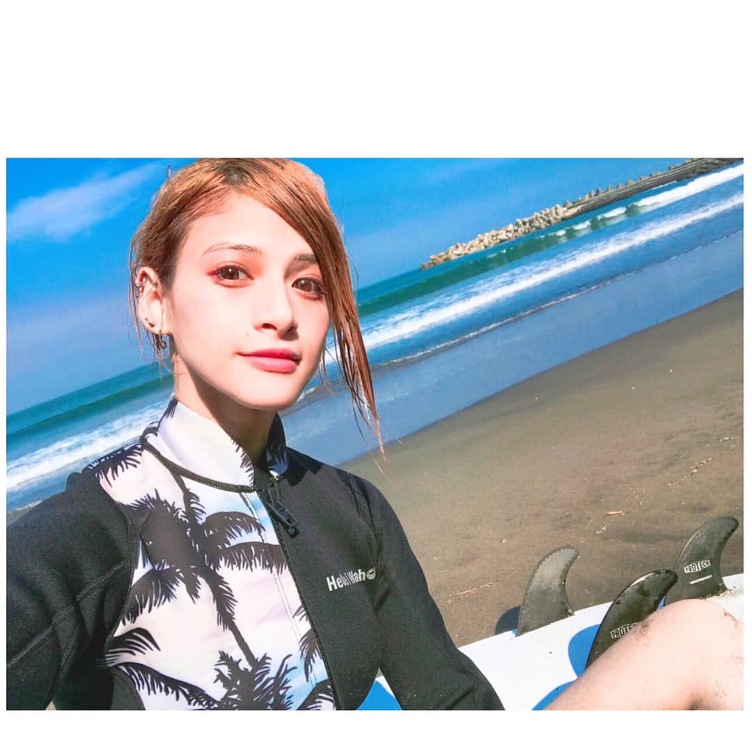 のインスタグラム：「先日、負けず嫌いの私の為に友人が一宮まで連れて行ってくれました！ 目的は勿論、サーフィンです！ 4回目にしてやっと、ちゃんと立って波に乗る事が出来ました🏄‍♀️✨ もっと練習重ねて上達して楽しみたい！ …ので、何方か海に連れて行ってください笑  #スワイプしてね 🌊  #Chiba#Ichinomiya#surfing#sea#HeleiWaho#千葉#一宮#一宮海岸#海#サーフィン#ヘレイワホ#負けず嫌い」