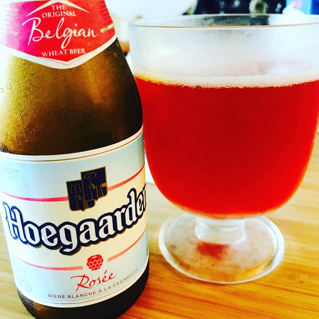堀井亮佑のインスタグラム：「ヒューガルデンのロゼ。とにかく甘い。ビールというかシャンパンにちかい。普通のほうがよかです。。 #堀井ビールログ  #beer」