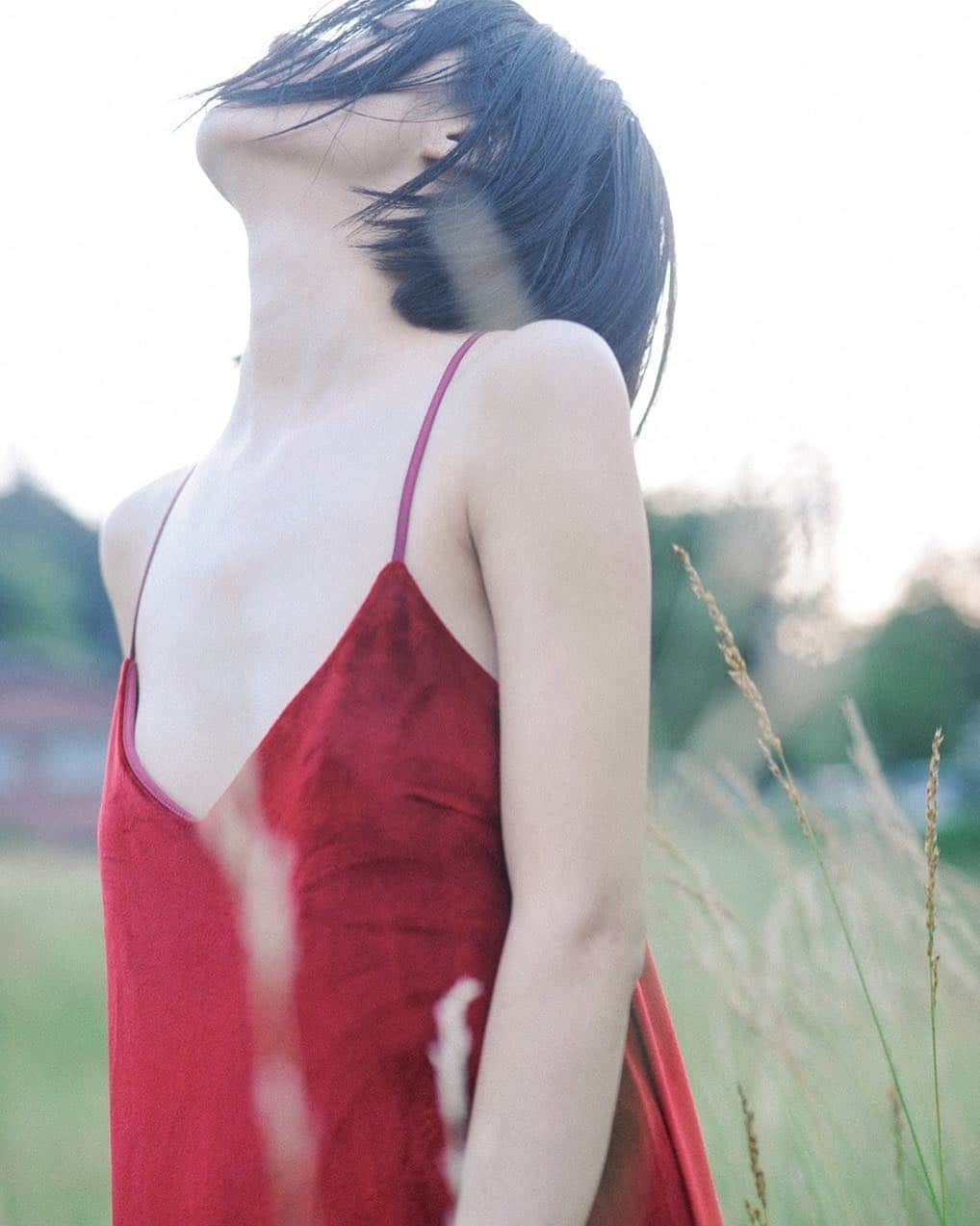 花盛友里のインスタグラム：「真っ赤なベロアのワンピース。 素敵すぎた。 . . Special thanks to @haaaaaan28 @yukokagami @ki45m @souman_natsuko @st.koizumi_akane @ravijour_official . . Shooting for @ravi.me . . #脱いでみた #花盛友里 #photographer #portrait #japanese #japan #girl」