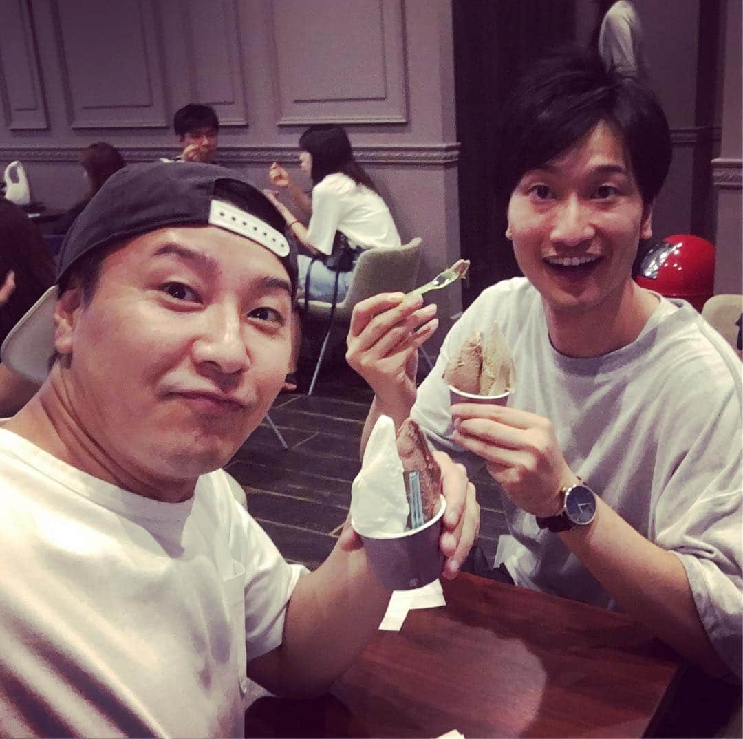 長田庄平のインスタグラム：「KPRO終わりでぞえくんとジェラートを食べた #実は同じ京都出身 #ジェラート #お笑い #相席スタート #チョコレートプラネット #コンビの名前が2人でデザート食ってる感じ」