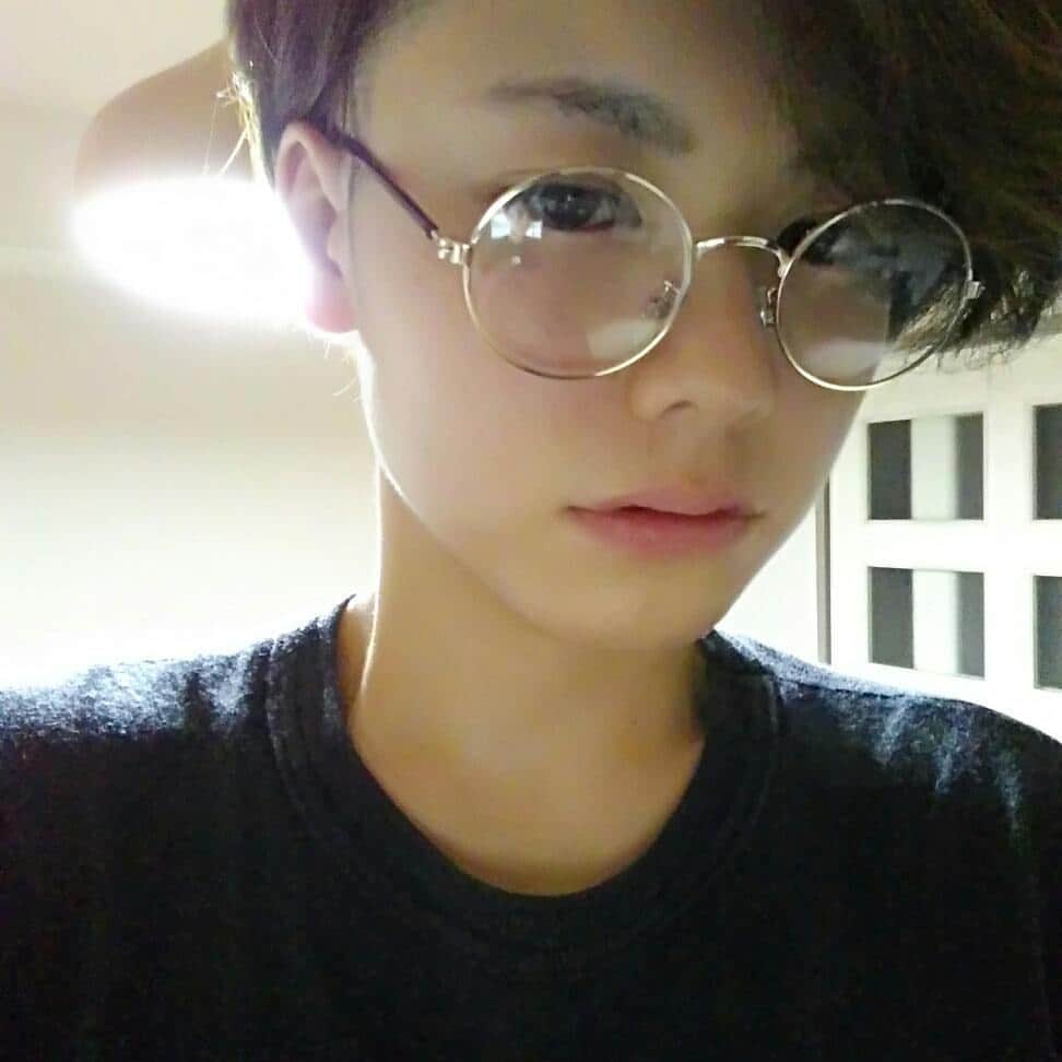 後藤あゆみのインスタグラム：「今日喫茶店のトイレで  マダムに  ここ、女子トイレよ？  と、言われてしまった。  ので、おもいっくそオンナになってみました。 でも♂に間違えられるのはおもしろいので嫌ではない。(笑)  before/after  #髪の毛の長さ #の問題 #服装の問題 #Tシャツ　 #ハーパン #NIKEサンダル #伝説のバリカン師 #雄 #雌」