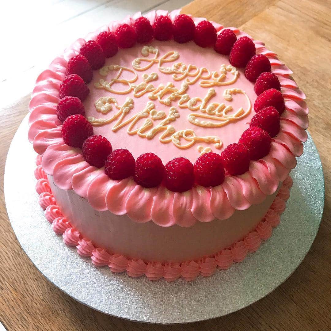 KUNIKAのインスタグラム：「Happy Birthday Miho chan 🎂❤️❤️❤️ ・ イギリスのラズベリー、今まで食べた中で1番甘くて大好き🇬🇧 #birthdaycake #cake #happybirthday #raspberry #pink #london #KUNIKA」