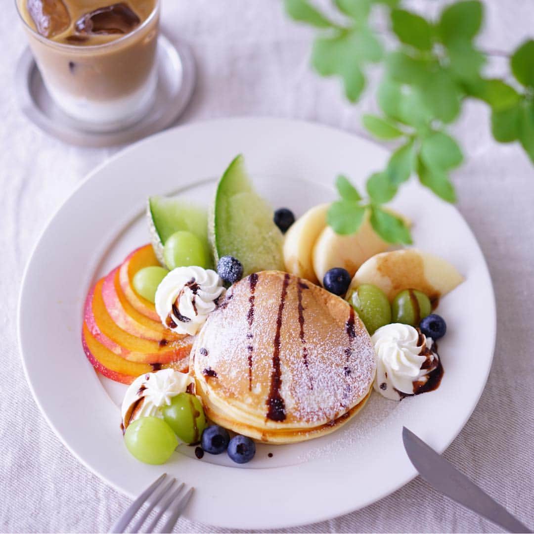 mamiのインスタグラム：「Fruit pancake 🥞🍴． 『 季節のフルーツパンケーキ 』． ． ． おはようございます☀ ． もうすぐお昼になりますが 私はのんびりブランチです カフェ風に盛り付けてみました☺． ． ． 昨日は大々的に部屋の模様替えをして ソファーやら テーブルを動かしたので 若干お疲れぎみの朝です💦 ． ． 通販で🇫🇷フランス製のテーブルクロスを取り寄せたので 1人自己満でニマニマしてます😁 ． ． ． 誰かお茶に☕️に来てくれないかな〜 電話してみよ♡ ． ． 皆さんも楽しい日曜日を〜👋🏻 ． ． ． ．」