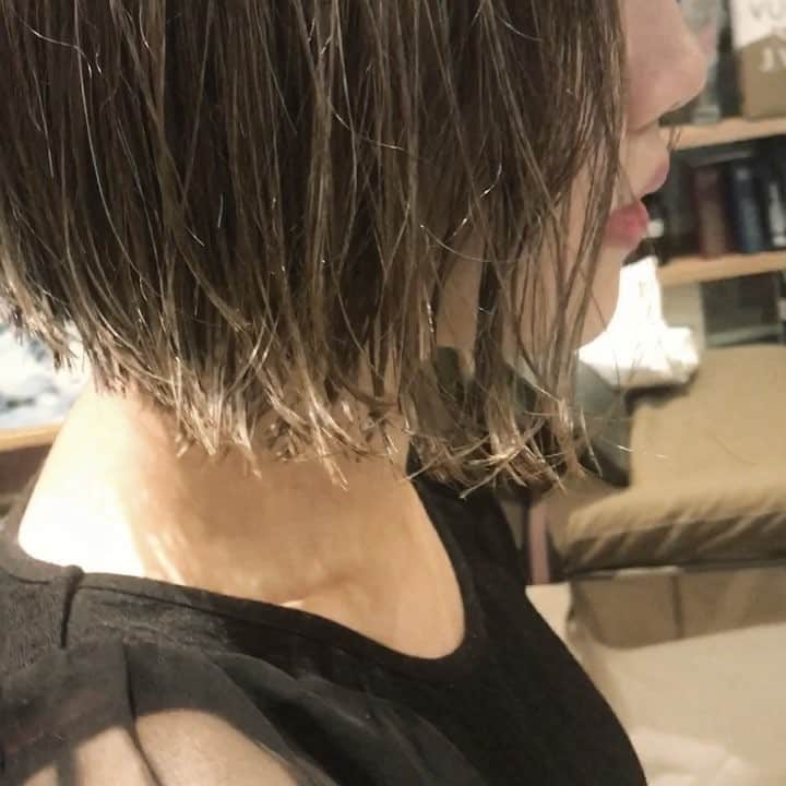 森田 幸助のインスタグラム：「ロングからばっさり外はねボブにイメチェン💇ハイライトも良い感じに出ています。🌈 #ハイライト#meuvle #インナーカラー #オリーブアッシュ #原宿#ボブ#外はね」