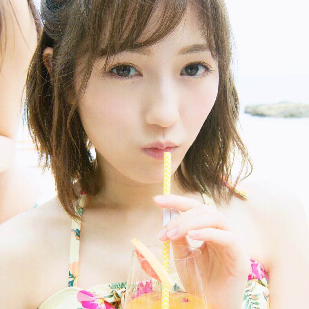 AKB48 水着サプライズ2017のインスタグラム：「2位のまゆゆの登場です！！　オレンジジュースとストローと水着の色がマッチ！「アイドルとは、渡辺麻友のことである！」 ご購入はこちらから！ http://wpb.shueisha.co.jp/2017/07/28/89005 #水サプ2017　#渡辺麻友」
