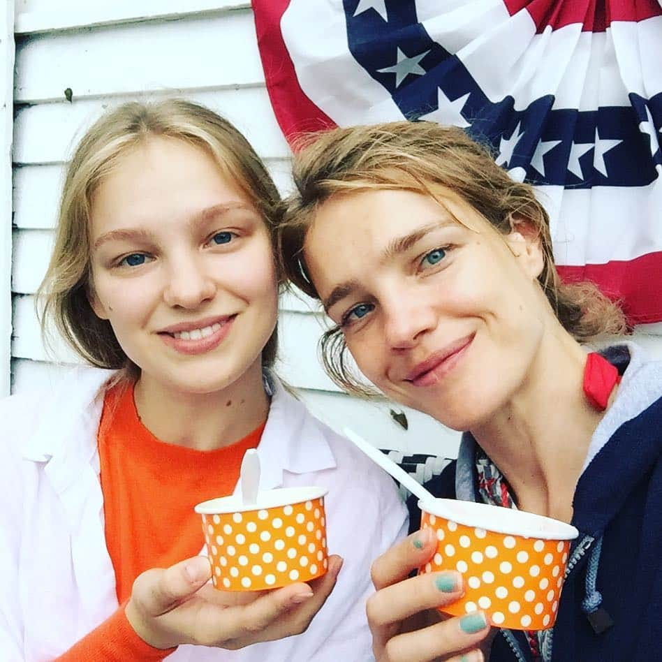 ナタリア・ヴォディアノヴァさんのインスタグラム写真 - (ナタリア・ヴォディアノヴァInstagram)「Enjoying two treats today 🍦and @kkusakina #babysis Привет, Мамочка! 👩‍👧‍👧 Ксюнчика поцелуй 😘 #селфисестры」8月13日 3時29分 - natasupernova