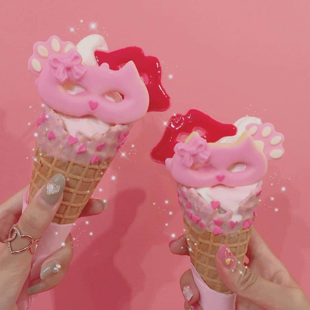 さきぼんさんのインスタグラム写真 - (さきぼんInstagram)「いまさらだけど、 eddy's ice cream にいってきたよ。 * ねこ仮面にあわせた肉球がお気に入り♥ @sakibon_real にも載せてるよん * #eddysicecream #icecream #pink #l4l #カフェ巡り #東京カフェ #原宿 #原宿カフェ #さきぼんカフェ巡り」8月13日 20時15分 - sakibon69