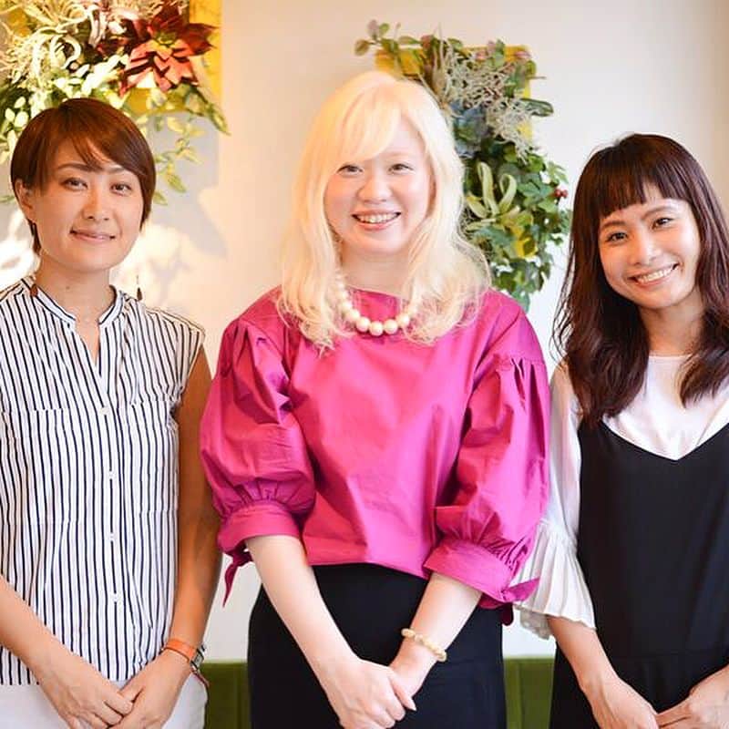 soarさんのインスタグラム写真 - (soarInstagram)「生まれつき色素がとても少ない『アルビノ（白皮症）』という症状がある薮本舞さん。 かわいらしい笑顔がとても素敵な舞さんですが、人とは少し違う外見に生まれたことで、これまで深い葛藤を繰り返してきたそう。 人との違いを悩みながら、それでも「喜び」に目を向けて前向きに生きていくために。 ・ ・ 「soar（ソアー）」は、 人の持つ可能性が広がる瞬間を捉え、伝えていくメディアです。 記事へはプロフィールのリンクをクリックしてくださいね！  http://soar-world.com/2017/02/09/maiyabumoto/ ・ ・ #soar_world #soar #ソアー #障害 #disability #diversity #多様性 #アルビノ #弱視 #視覚障害 #白皮症 #ファッション #アルビノドーナツの会 #fashion #デザイン #design #ユニバーサルデザイン #療育 #特別支援学校 #盲 #顔ニモマケズ #先天性 #見た目問題 #外見」8月13日 20時42分 - soar_world
