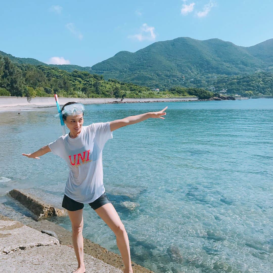 小濱なつきのインスタグラム：「秘密の無人ビーチ🏝 父に連れられ海で早朝シュノーケリング！ 入ったどー！！ いろんな綺麗な熱帯魚やウニ、イソギンチャク、珊瑚がいました✨🐠🐡🦀🦐🐚☀️ #kagoshima #bonotsu #imadake #sea #beach #sun #nature #uni #ウニ #坊津  #今岳 #熱帯魚 #ニモみたいなの #シュノーケリング #地元の人は服を着て入る  #アイタタタ #シュノーケルのゴムが痛い #tshirt #friend #byebye #bus #加世田駅 #また来年ね #あやちゃん #お見送り」