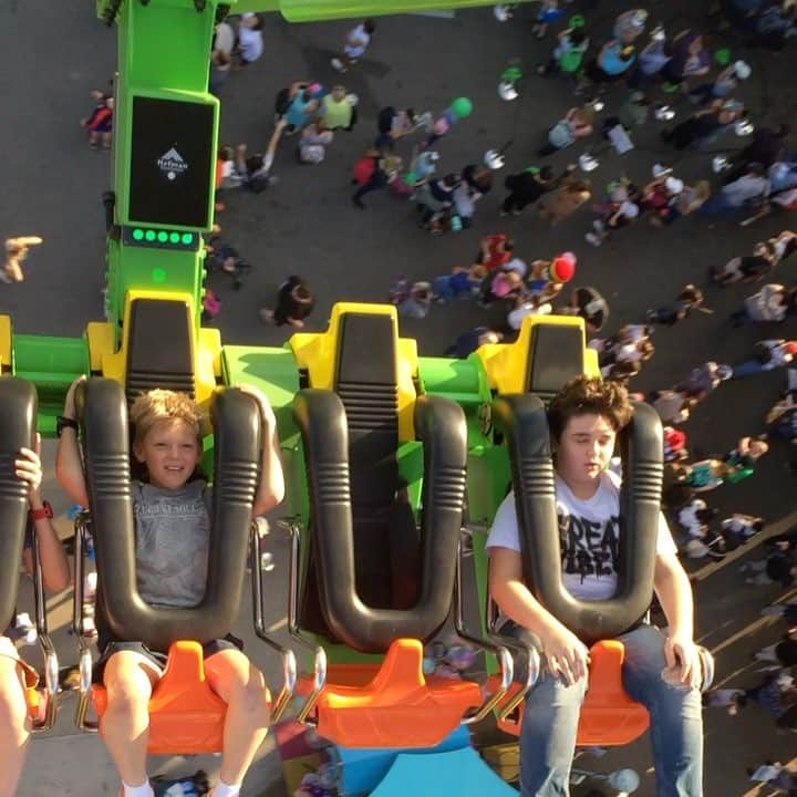 Jakeのインスタグラム：「Omg this kids made my day! Plz don't passed away!lol #australia #brisbane #ekka #die」