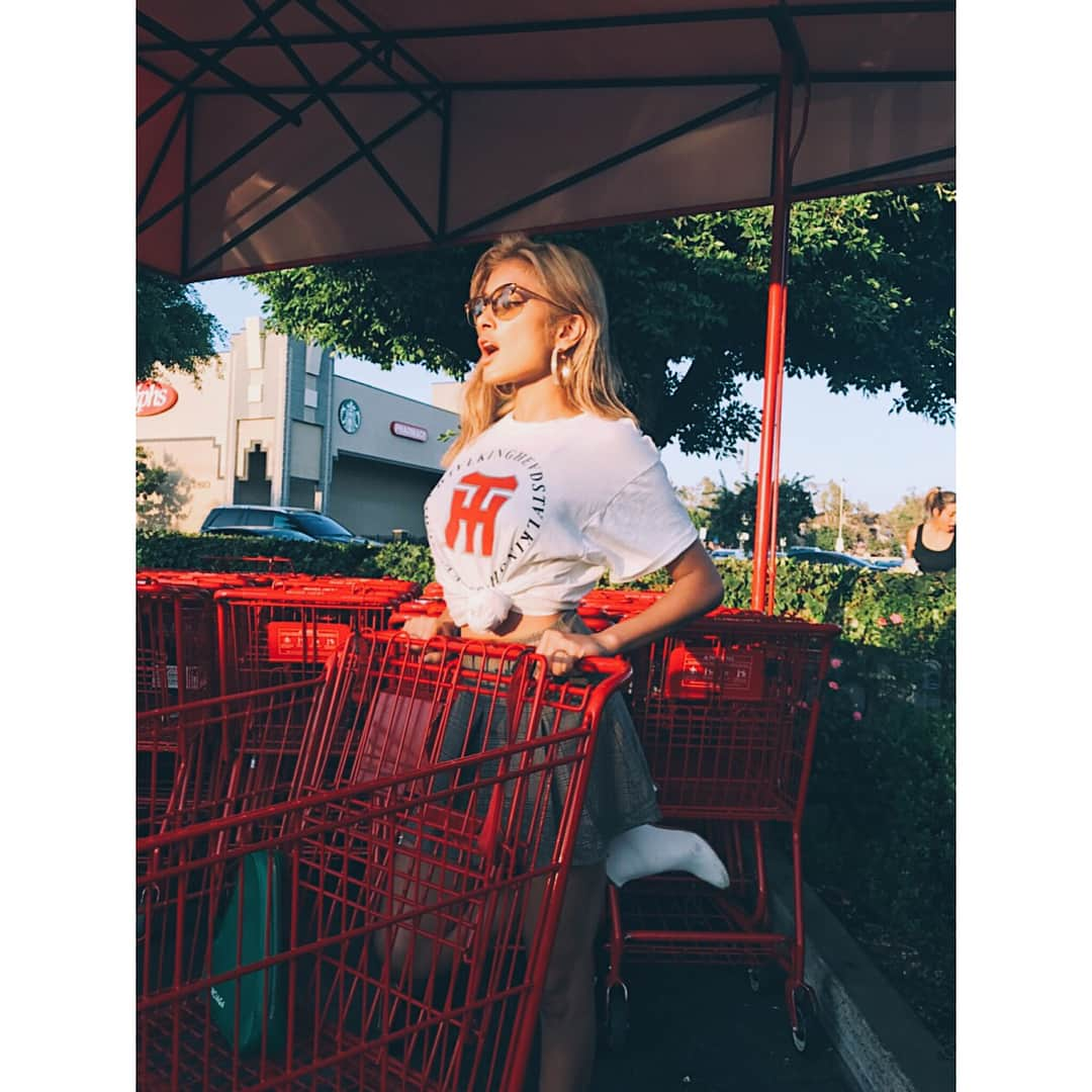 ローラさんのインスタグラム写真 - (ローラInstagram)「Going to grocery store to get food for the week🤗🍆🍎🥒🥕🛒」8月13日 17時04分 - rolaofficial