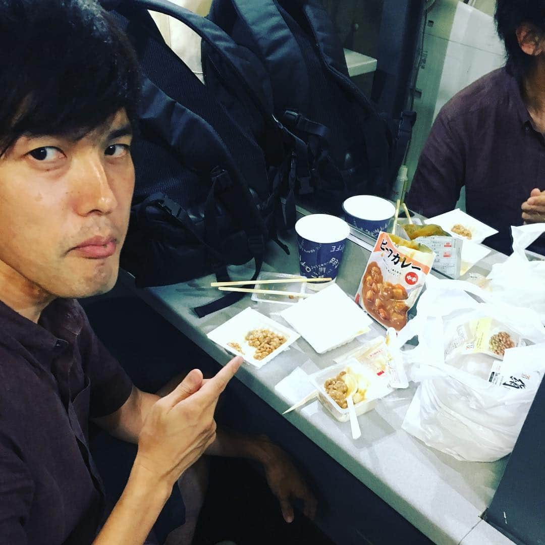 長田庄平のインスタグラム：「ギースの尾関さんのごはん #どういう組み合わせ #このごはんで腹が割れるらしい #腹の前に別のもんが割れそう #レトルトカレー #そのまま食うてるの #登山家しか見たことない #標高高めの登ってる人」