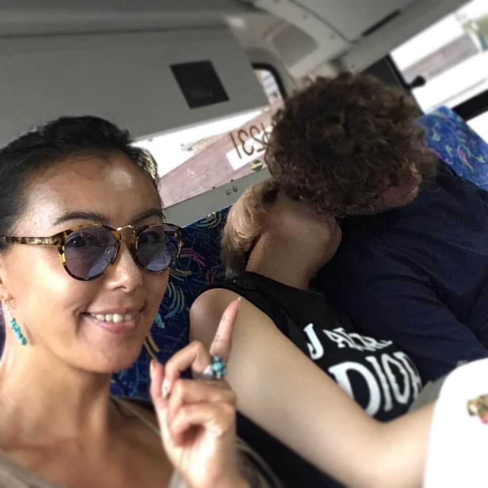 田中律子さんのインスタグラム写真 - (田中律子Instagram)「娘カップルとバス旅🚌 2人とも爆睡です💤 やっぱりバスって気持ちよくて眠たくなるのよね、世界共通の眠りの世界🚌バスって素晴らしい✨  #路線バスで寄り道の旅  #娘とバス旅 #眠りの世界へ  #バスって最高」8月13日 17時53分 - ri2kotanaka
