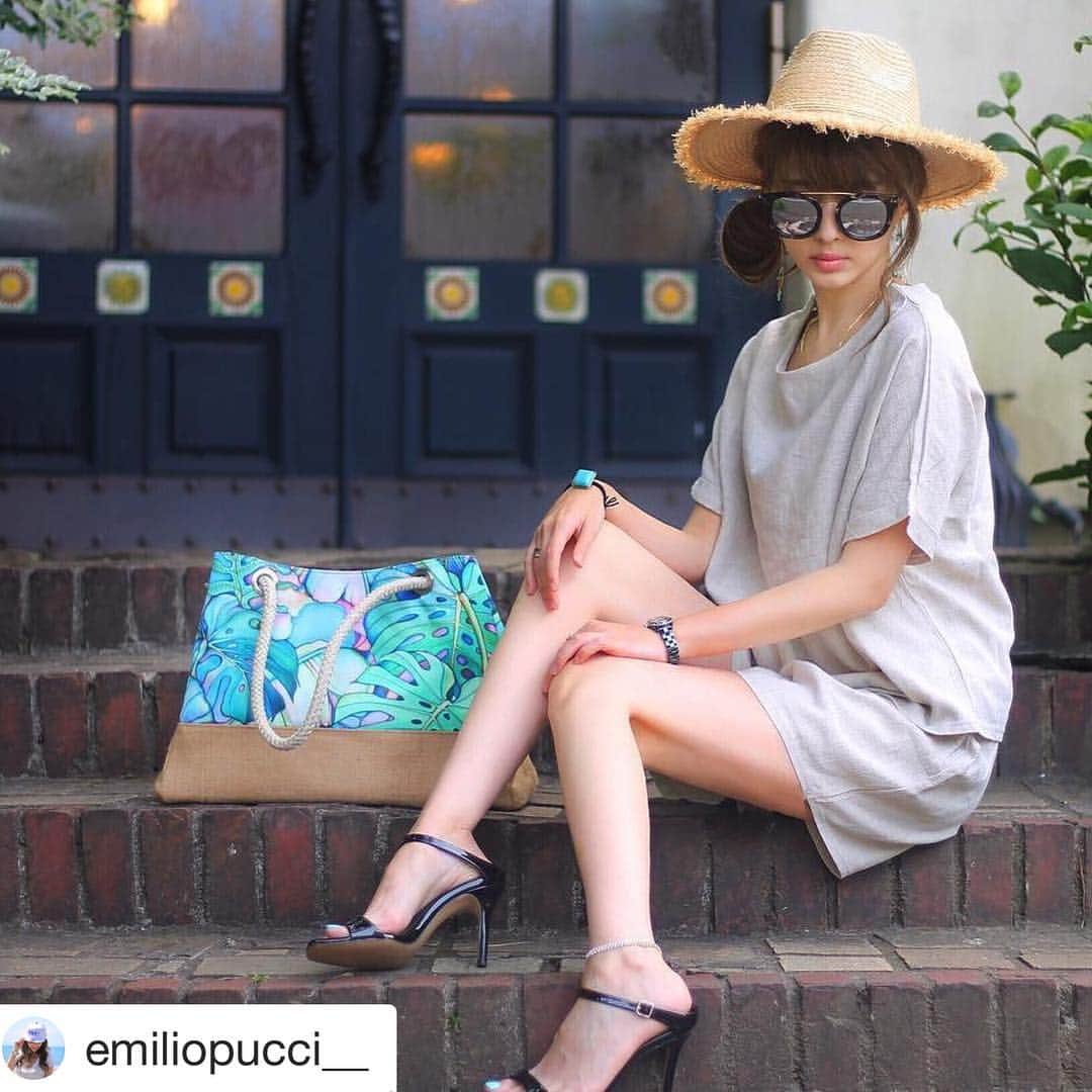 のインスタグラム：「🌴 @emiliopucci__ さんも使ってくださっている @colleenwilcoxart × @laleia_official コラボ麻コンビバッグ✨ 大容量入るサイズで機能性も◎ 素敵なご投稿ありがとうございました💓 ・ ・ 只今楽天サイトでは500円OFF&1,000円OFFクーポンを配布中😍‼︎ 是非この機会にご覧ください🌺✨ ・ #laleia#colleen#colleenwilcoxart#art#bag#summer#beach #hawaii#aloha#fashion#instafashion#instagood#rakuten#ラレイア#楽天 #Repost @emiliopucci__ (@get_repost) ・・・ . . 車で走ってる時、窓を全開にしていたら 信号待ちの時車に虫が入ってきて . 必死で手をぶんぶん振って外へ出そうとしてたら .  横の歩道を歩いてるおじいちゃんが ニコニコしながら私に手を振ってきた👋🏻👴🏻 . え、なになに？Σ(ﾟﾛﾟ;) と思ってそのまま車走らせたけど 暫くして……( ﾟдﾟ)ﾊｯ! .  あたしじゃん😂😂 手を振ってると思ったんだよねおじいちゃん😂 . めっちゃごめんおじいちゃん😂😂😂 .  っていう #逆ナンコーデ 👴🏻♥🙋🏼 . .  #セットアップ：#moncha @moncha_official (ut_op_buruswe) . #ミュール：#moncha @moncha_official (ut_sh_hemela) . #ミラサン  @schweamour_official . #ネックレス ：#betysofficial @betysofficial (KNE-0061-GLD) . #ブレス：#betysofficial @betysofficial (KBU-0028-GLD) . #バッグ  #ラレイア @colleenwilcoxart × @laleia_official . #アンクレット @rifiny_official .」