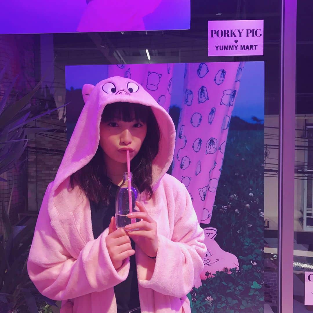 永井理子のインスタグラム：「YUMMY MART ❤︎ PORKY PIG Launch Party🐷💕💕 このガウン、げっとしたよ🐽 #yummymart #porkypig」