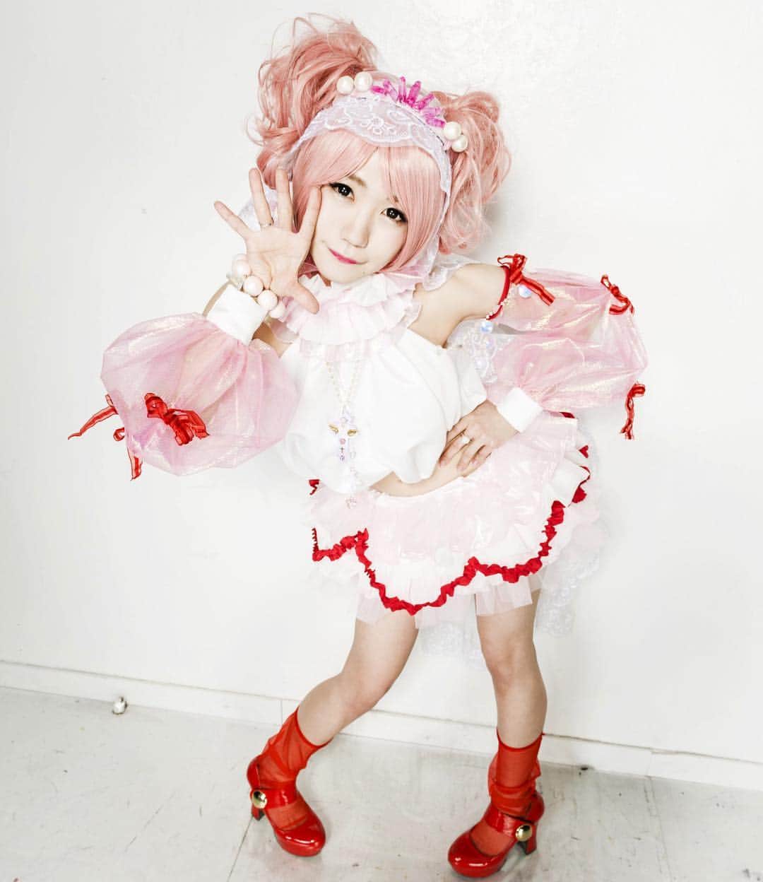 マコ・プリンシパルのインスタグラム：「#新宿眼科画廊 #大おしゅし展  本日20時までなの💖 地下スペースでは「ぽこみとぶりちーのmineral faith」展も開催💖 #おしゅし 界のアイドル #ぶりちー に変身できたなんて本当に奇跡…🔮🍄🍣💖 見逃さないでなの(..◜ᴗ◝..)💖」