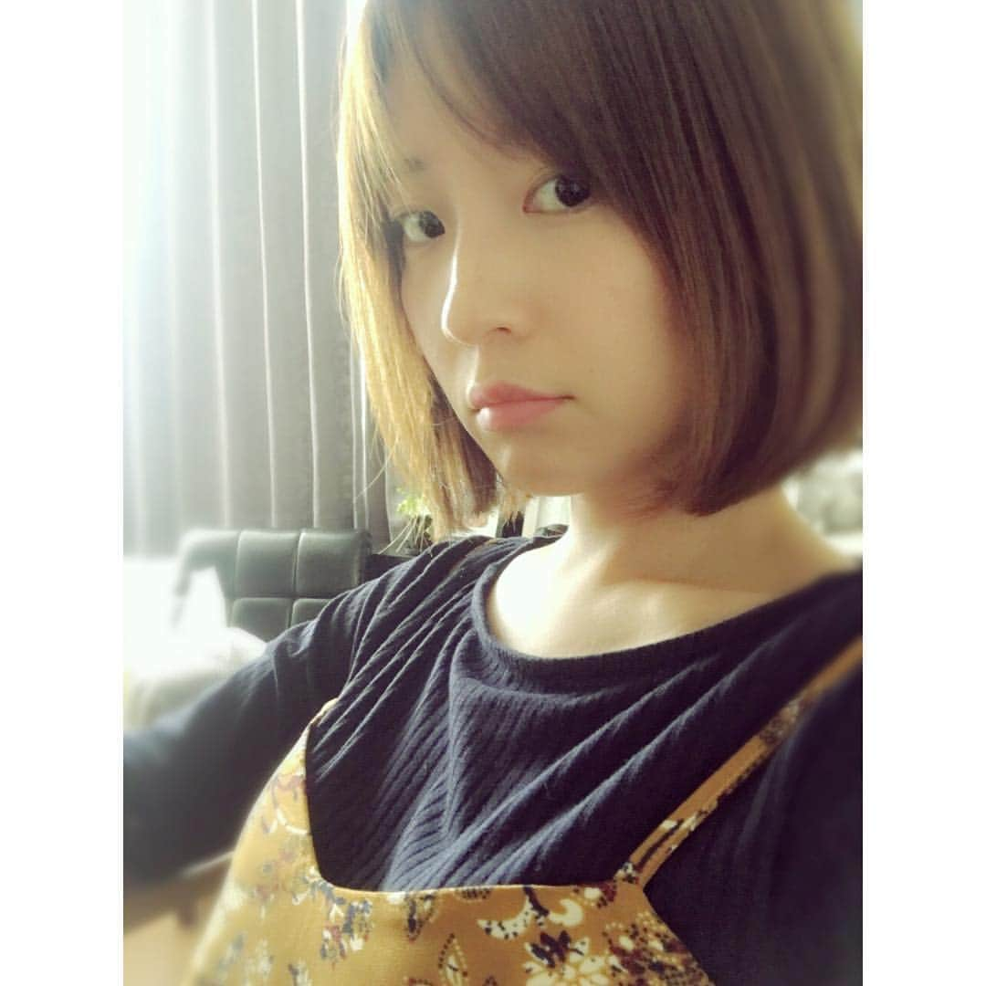 青木菜摘のインスタグラム：「- #普段カラコンとかはしない(撮影の時はする…) リップは、#ラシャスリップ #怒ってない #この服はしまむら #嫌いな食べ物はフルーツ全般 #あだ名はなっちゃん #欲しい物とかはない #成し遂げたいことも特にない でも前向き。」