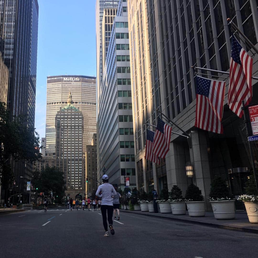 久保田智子のインスタグラム：「#parkavenue totally for runners 🤗🗽😆#summerstreets #ニューヨーク の #パークアベニュー が、この日は車を規制して歩行者に解放されました。」