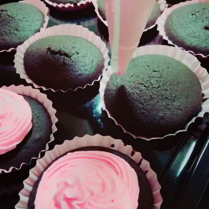 のインスタグラム：「にゅにゅにゅにゅ🙃🙃 息子と姪っ子と作った😊💓 #cupcakes #homemade #sweets  #簡単おいしい#つばさクッキング」