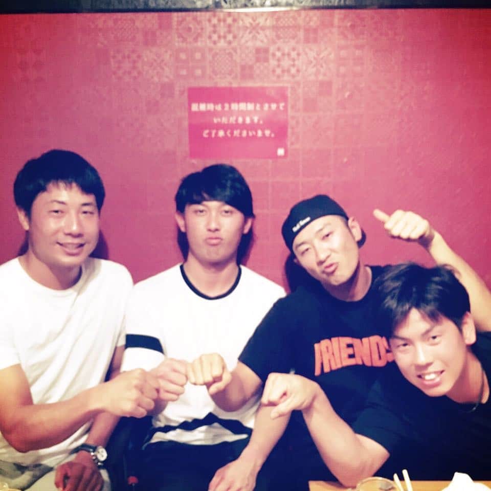 のインスタグラム：「剛さん、俊、石崎さんと焼肉でした^ ^ みんなアップ早いな(笑)  明後日からもまた頑張ります！ おやすみなさい  #阪神タイガース #44 #梅野隆太郎 #梅ちゃん #横浜 #西岡剛 #高山俊 #石崎剛」