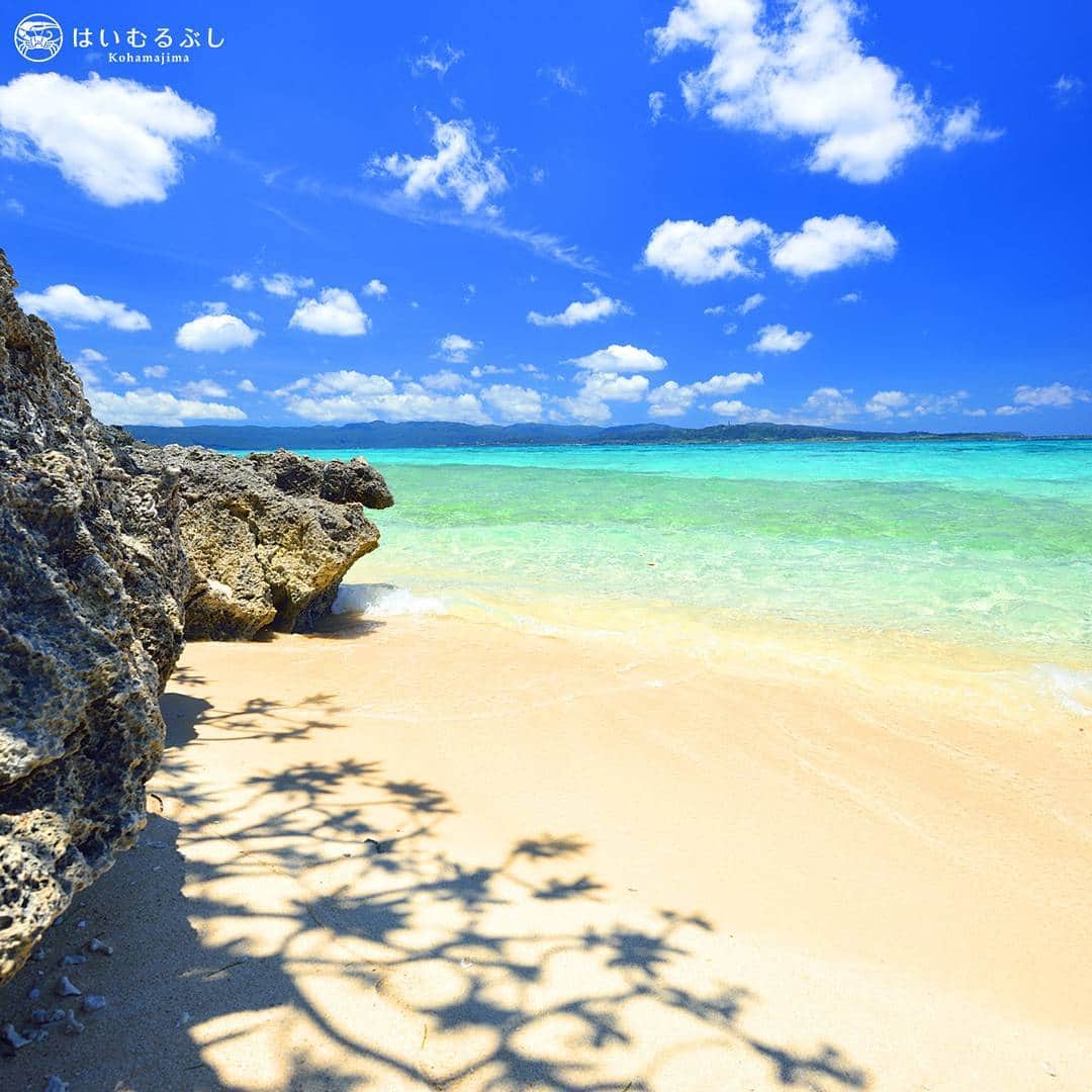 HAIMURUBUSHI はいむるぶしさんのインスタグラム写真 - (HAIMURUBUSHI はいむるぶしInstagram)「八重山諸島の絶景を求めて…  鳩間島の海岸線には、琉球石灰岩に抱かれた小さな砂浜が幾つもあります。お気に入りの場所を探して、ゆるりと島時間をお楽しみください。 #沖縄 #八重山 #絶景 #フォトジェニック #鳩間島 #小浜島 #リゾート #はいむるぶし #okinawa #yaeyama  #photogenic #hatomajima #kohamajima #resorts #haimurubushi @masafumi_takezawa_okinawa」8月14日 15時24分 - haimurubushi_resorts