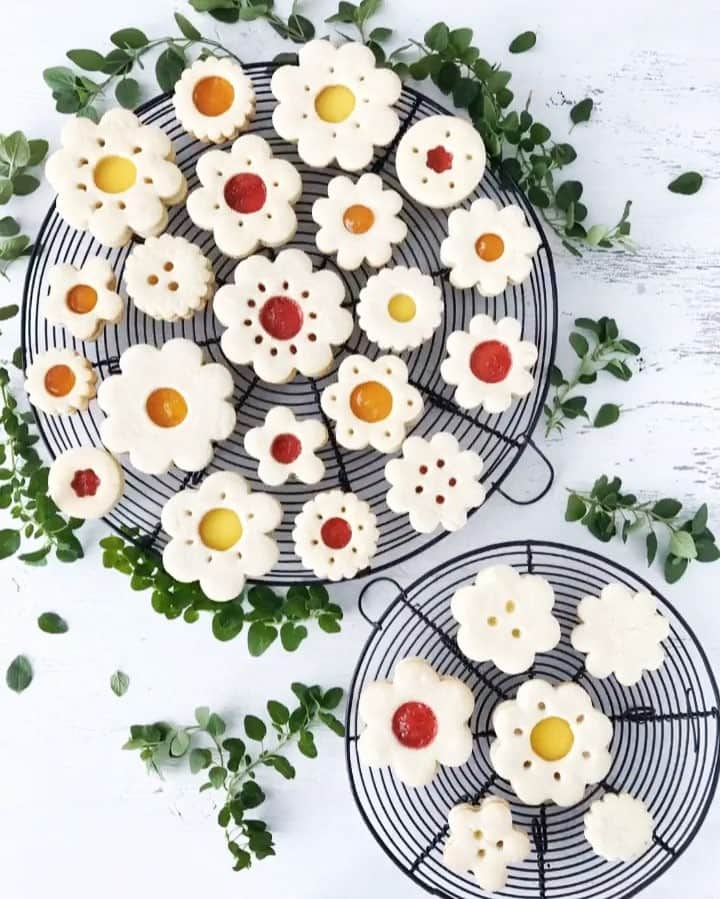 mamiaoyagiのインスタグラム：「Flower-shaped linzer cookies. Buttery and nutty cookies sundwiched with fruit jam. Have a lovely Sunday, everyone 💛  ꕥ ꕤ ꕥ ꕤ ꕥ ꕤ ꕥ ꕤ  色々なフラワー型で作ったリンザークッキー。 ジャムもフレーバー色々でカラフルにしました𖡼 素敵な日曜を💛」