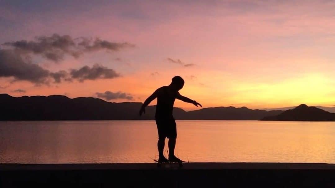 s ᴇ  ɴ ᴋ ᴄのインスタグラム：「#🌅 流星雨後 after star falls 🏄🏻: @wangslok .  #seanalogue #sunrise #magichour #slowmotion #instavideo #skateboard #skateboarder #silhouette .」