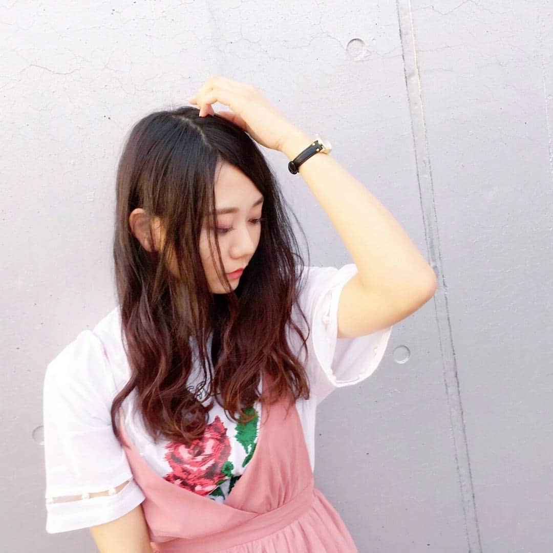 のインスタグラム：「私服です👀💓 久々に前髪を斜めに収納！  ふわふわなスカートと くすみピンクが好きです。  ボリュームのあるスカートを みると幸せになれます🌸(笑)  #私服 #握手会 #akb #ske」