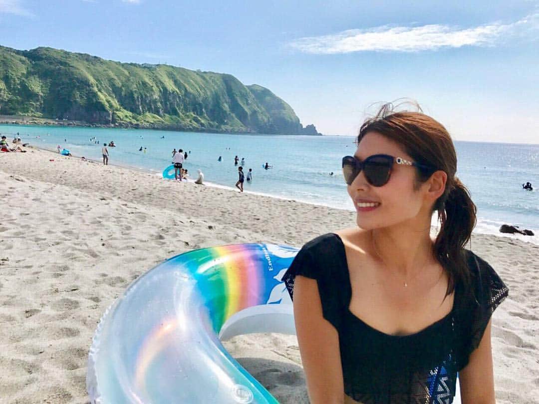 西谷綾子のインスタグラム：「神津島の海⛱👙 #神津島 #伊豆諸島 #前浜ビーチ #前浜 #海 #エメラルドグリーン #透き通る海 #透き通る #山 #緑 #自然 #景色最高 #水着 #今年買ったよ #オフショルダー #ランニング焼け #隠せず #サングラス #bvlgari #日焼け #夏 #summer #満喫」