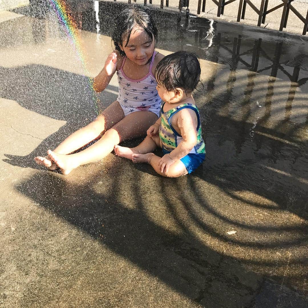 筧沙奈恵さんのインスタグラム写真 - (筧沙奈恵Instagram)「名古屋から帰ってきました♪ ・ 水遊び中の、お気に入りの1枚❤️ ・ 顔に水がかかるのが全然平気な息子と、スイミングに通ってやっと顔に水がかかるのに慣れ始めた娘👧👶 ・ #名古屋 #娘 #息子 #姉弟 #水遊び #虹 #rainbow」8月14日 10時56分 - sanaekakei