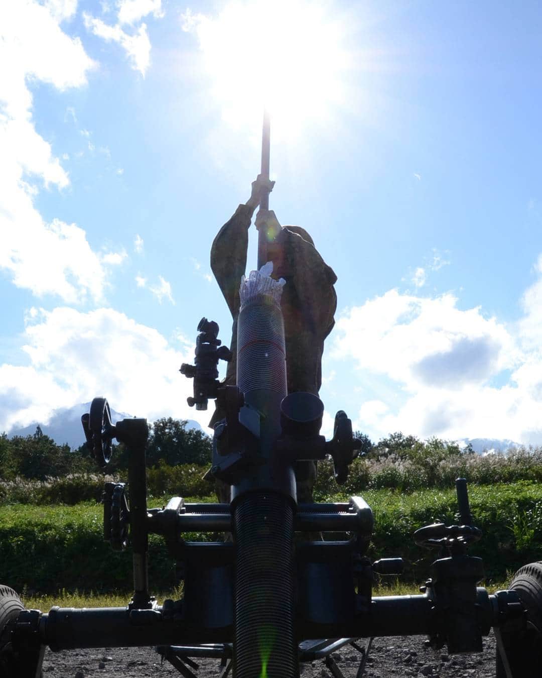 陸上自衛隊さんのインスタグラム写真 - (陸上自衛隊Instagram)「「発火炎？いいえ、炎昼の陽光です！」 120mm迫撃砲の砲身の整備 #迫撃砲 #太陽 #陸上自衛隊 #自衛隊 #陸自 #mortier #sun #jgsdf #jsdf #gsdf」8月14日 14時02分 - jgsdf_pr
