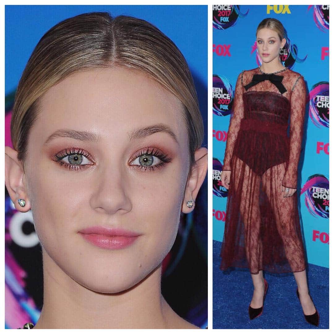 JO BAKERのインスタグラム：「L I L I • R E I N H A R T 🖤 The glorious @lilireinhart @teenchoicefox #lilireinhart  #stylist ? dm me 😬 #hair @giannandreahair  #nails @stephstonenails • Faded satin rose hues on the eyes with a soft taupe in the water line + smudged stain of @narsissist #charlottegainsbourg Collab lip crayon on the lips.  #riverdale #babe !!!」