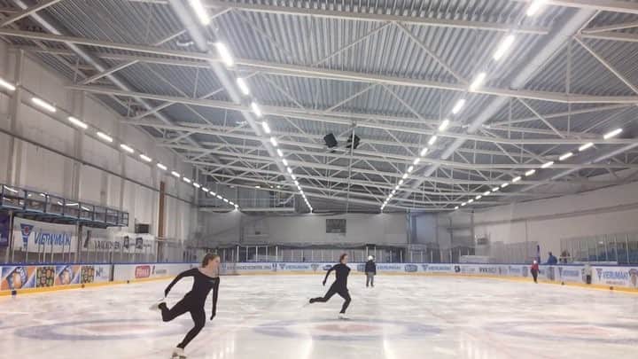 イェニー・サーリネンのインスタグラム：「Jokavuotinen luisteluvideo @emmipeltonen_ kanssa :) #skatingfinland」