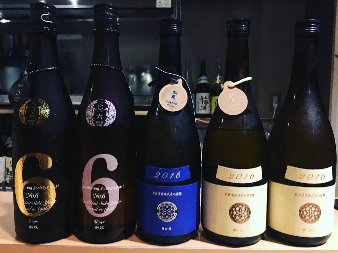 焼き鳥 ふじ井のインスタグラム：「在庫が無くなったんで、新政新たに入荷しました！！今回はNO6Stype 中どり、 Rtype中どり、ラピス、エクリュの中どりの4種類です！#日本酒#sake#新政#日本酒女子#日本酒の会 #日本酒原価#中目黒#日本酒と焼鳥#山手通り#ひよみのとり」