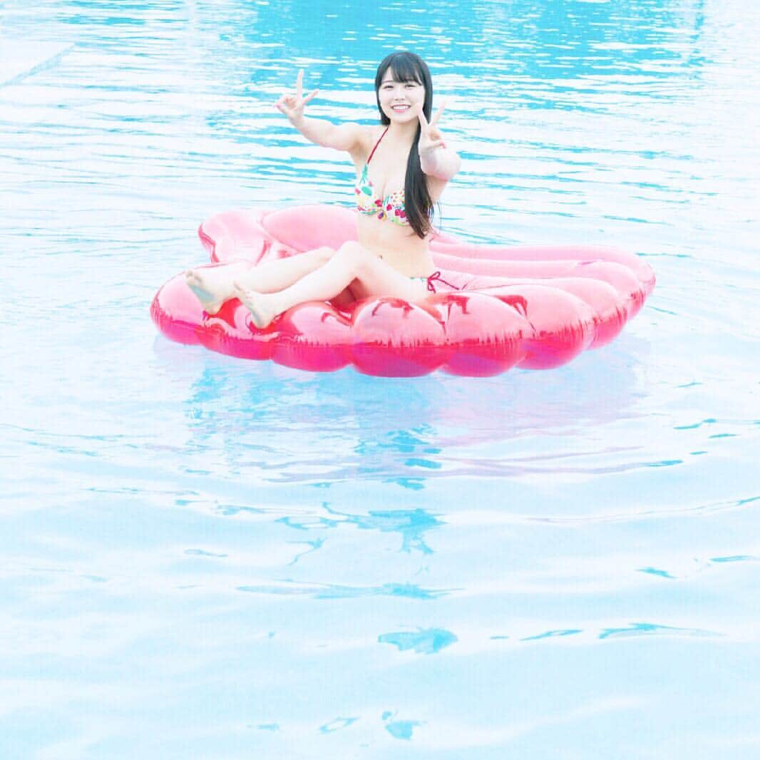 AKB48 水着サプライズ2017のインスタグラム：「12位の白間さん、波に流されてどんどん遠くへ……。 ご購入はこちらから！ http://wpb.shueisha.co.jp/2017/07/28/89005 #水サプ2017　#白間美瑠」