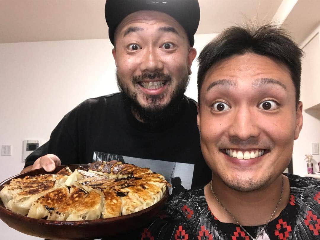 秋山拓巳のインスタグラム：「#餃子パーティー#久々に関西休みなので#etking#コシバken#コシバさん#餃子はコシバさんの手作り#秋山#食べる専門#同じ顔してる#なんか似てる#髭の差かな#今日一軍練習合流しました#コシバさん餃子パワーで頑張ります#次の結果次第で…#餃子は続くのか」