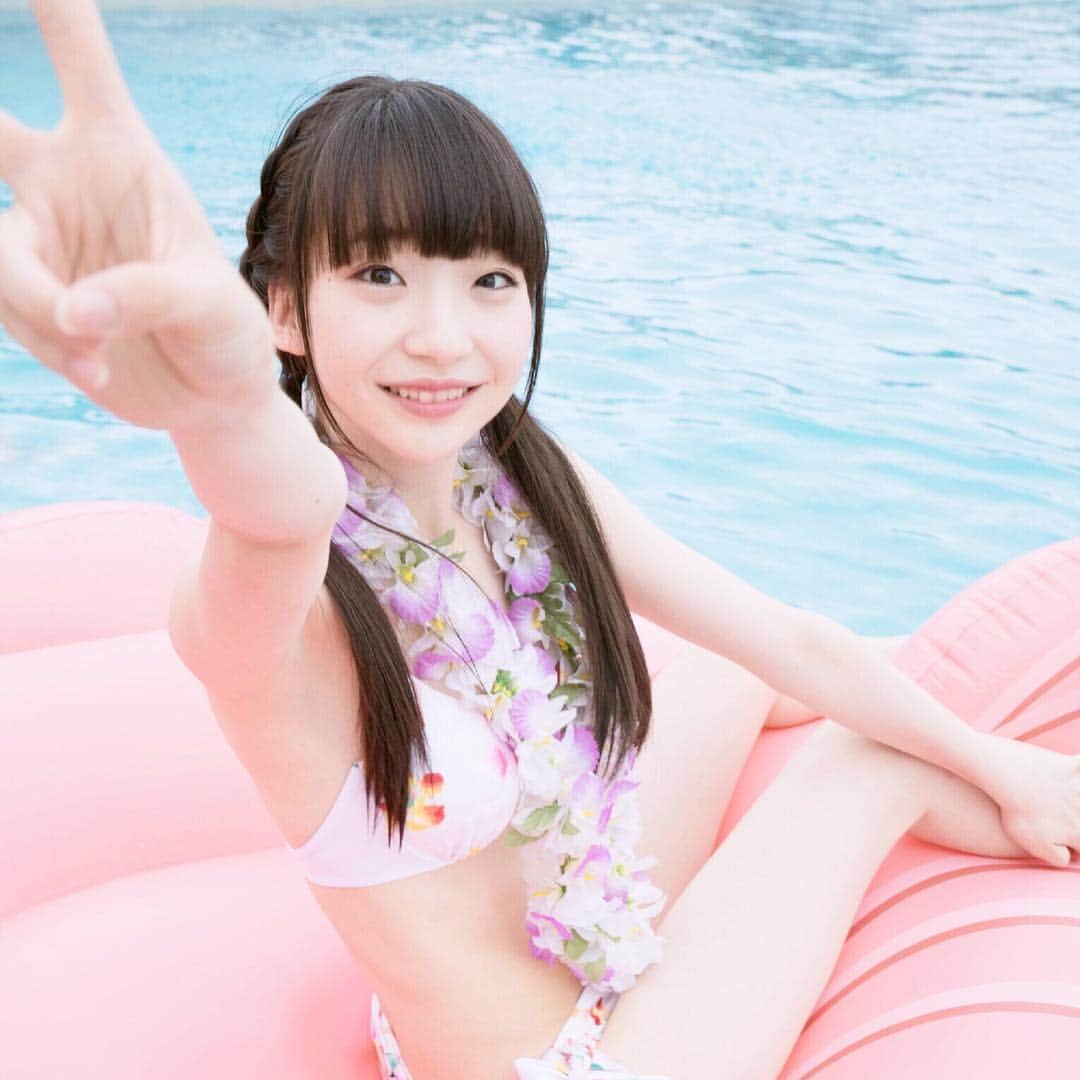 AKB48 水着サプライズ2017のインスタグラム：「5位のおぎゆかさん、ビシィっとピース！シンデレラのピースです！ ご購入はこちらから！ http://wpb.shueisha.co.jp/2017/07/28/89005 #水サプ2017　#荻野由佳」