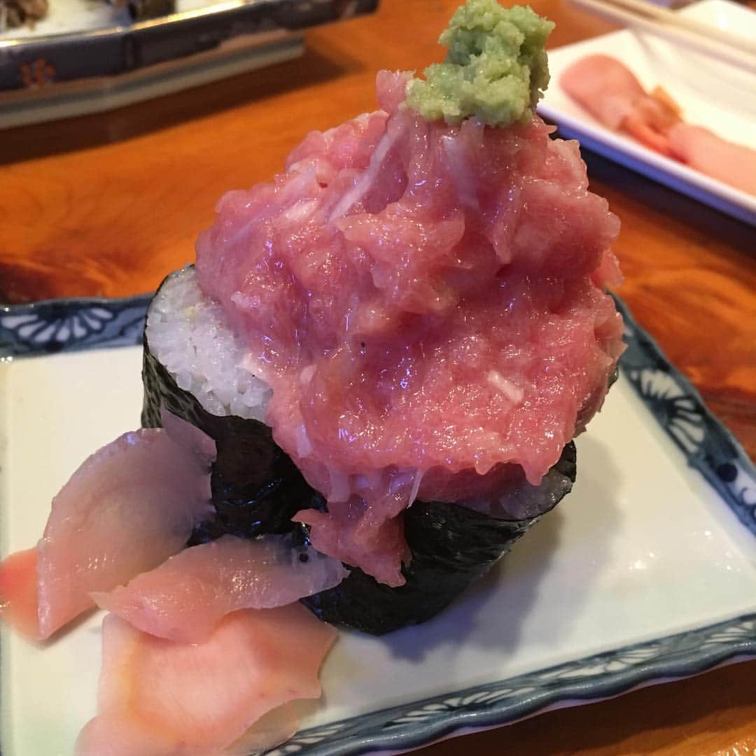 福田洋さんのインスタグラム写真 - (福田洋Instagram)「食べ物はインスタにあげないという禁忌をついつい破ってしまうほどの葱とろ巻。  #インスタ映え  #寿司」8月14日 20時20分 - trans_am_hiroshi