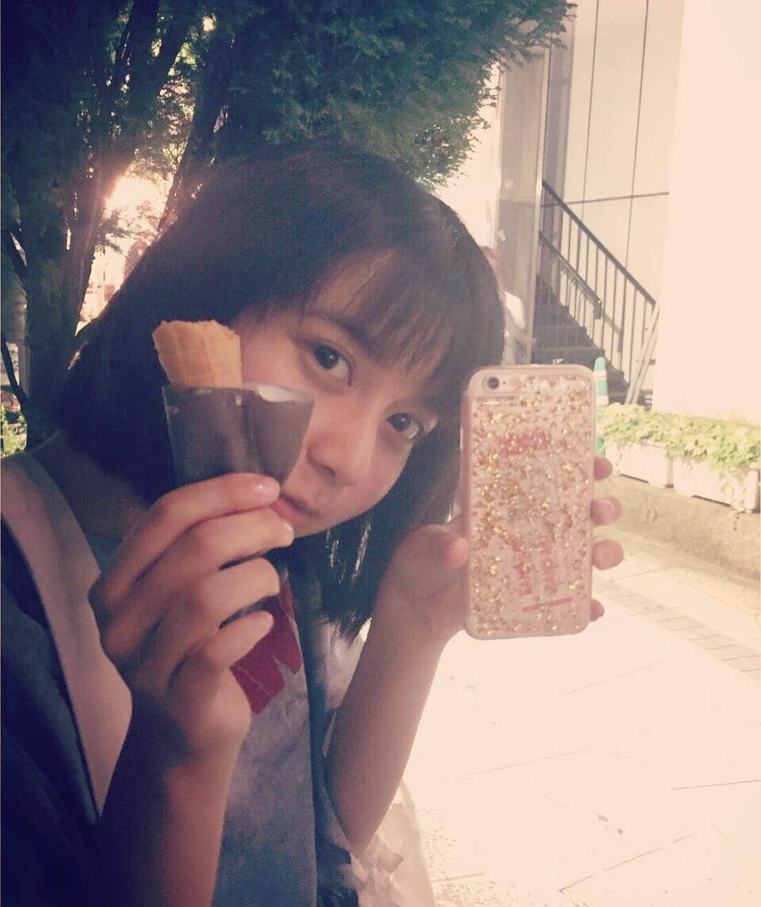 上白石萌歌さんのインスタグラム写真 - (上白石萌歌Instagram)「夏の夜のアイス🍦、 スマホケース(inBAND-AID)  #いつの写真だ」8月14日 22時12分 - moka____k