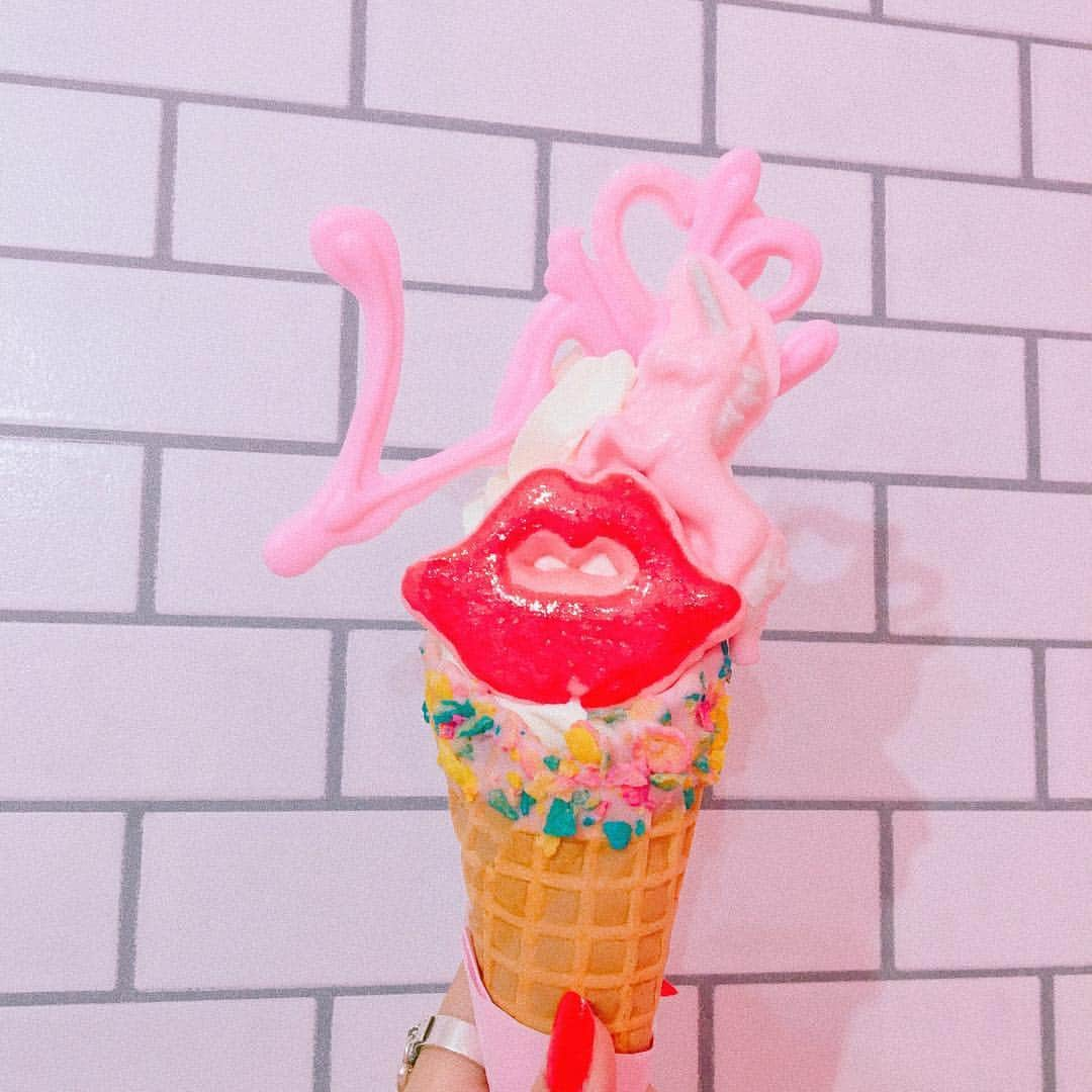 吉木千沙都（ちぃぽぽ）さんのインスタグラム写真 - (吉木千沙都（ちぃぽぽ）Instagram)「Eddy’s Icecream👄 韓国で話題のお店が原宿に💭 ソフトクリームもコーンもパーツも好きなものを選べるから自分好みのアイスにできるんだよ❤️ 可愛いし美味しいし最高かよ🤤！」8月14日 22時15分 - popochan318