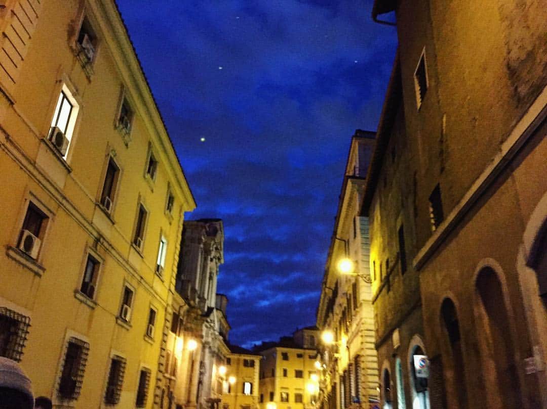高咲里音のインスタグラム：「. ローマ、青い🇮🇹✈️」