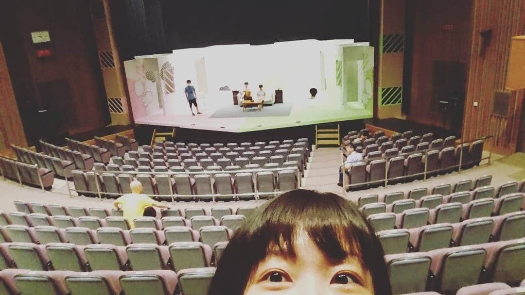 小野真弓さんのインスタグラム写真 - (小野真弓Instagram)「４日目！本日は２回公演(^^) １４時&１９時開演 お待ちしておりますo(^-^o) #あっちこっち佐藤さん #かでる２７ #札幌演劇シーズン #イレブンナイン #舞台セット #ピンクがあたしんち #小野真弓」8月15日 9時37分 - hanaharuaroi