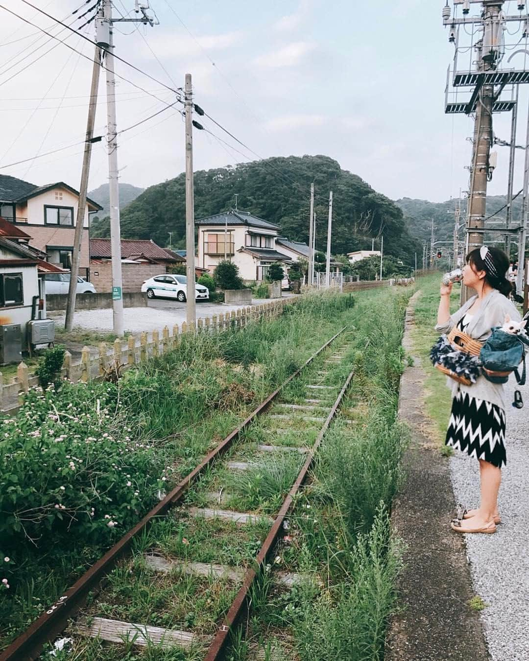 二瓶永莉さんのインスタグラム写真 - (二瓶永莉Instagram)「もともとお盆休みはない仕事だけれども、昨日から通常稼働。  お墓まいり3つハシゴして、海辺で過ごし、花火大会でわんこがパニックになり脱走し、飲んで食べて飲んで食べての3日間。 あー、楽しかった！ #beer#ビール#ビール女子#スーパードライ派#時々黒ラベルかラガー#ほんとは瓶ビールが好き#買った日本酒はやっぱり文佳人が一番好きだった#小脇に愛犬#ローカル線最高#お墓まいりって本来旧盆に行くものなの？」8月15日 10時37分 - eri_nihei