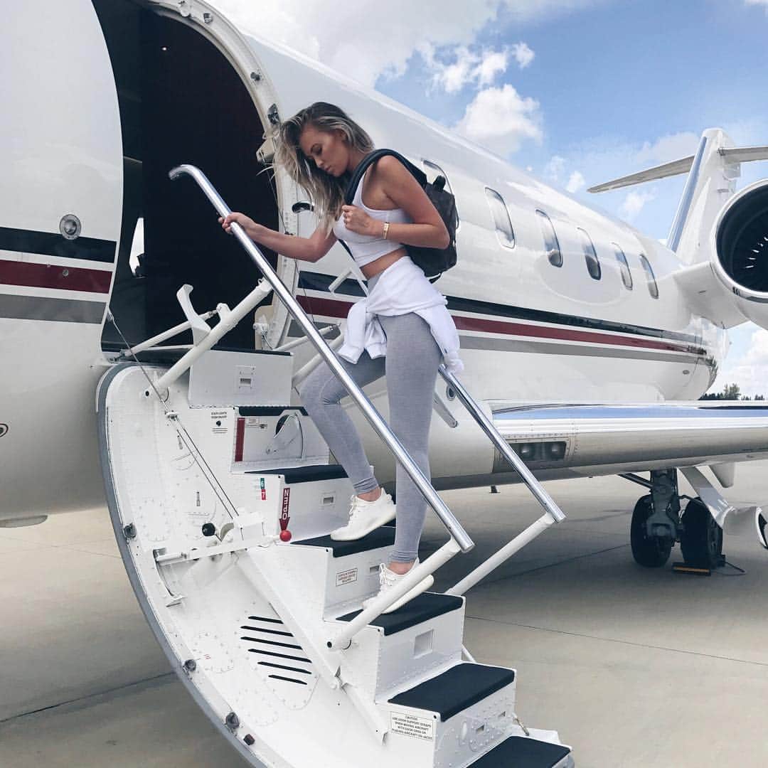 のインスタグラム：「✌🏻」