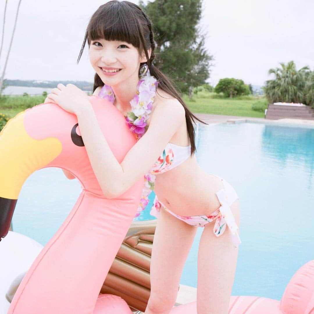 AKB48 水着サプライズ2017のインスタグラム：「5位のおぎゆかさん。フラミンゴに乗って、ス〜イスイですよ！ ご購入はこちらから！ http://wpb.shueisha.co.jp/2017/07/28/89005 #水サプ2017　#荻野由佳」