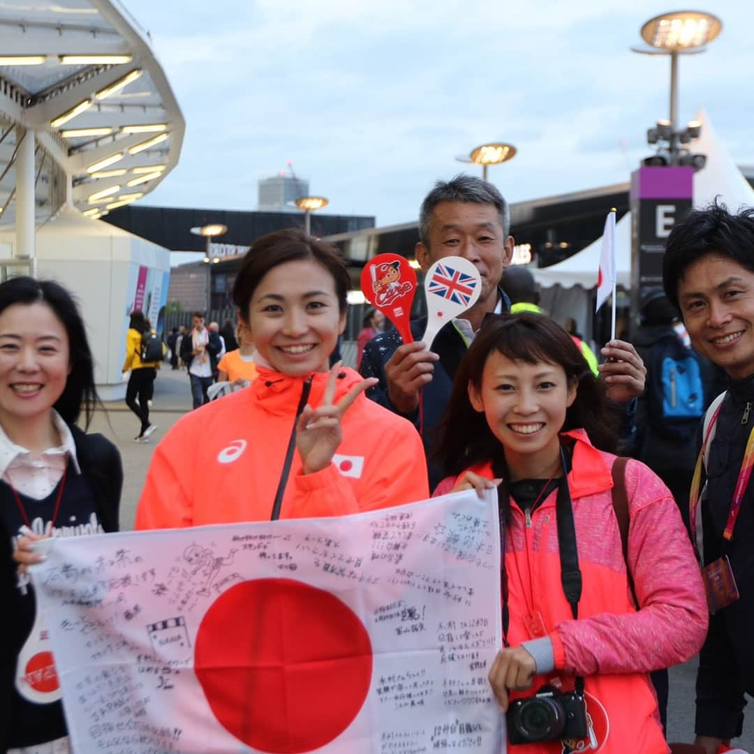 木村文子さんのインスタグラム写真 - (木村文子Instagram)「2017 World Championship✨ インビテーションでの追加派遣で、準備が至らない点もあったかもしれませんが、これまで、私の周りの方々がサポートして下さったおかげで、初めて準決勝に進出することができました‼️ どんな時にも気持ちを共有してくれる周りのスタッフ陣に感謝です😊✨ 更に、今大会には紫村選手とも一緒に出場することができました！とても心強く2人で勝負して来れたことをとても嬉しく思います😌 またこんな機会が訪れるように、今後も頑張っていきますので、応援よろしくお願いします📣 ありがとうございました✨  I appreciate for everyone who supports me. I went to the semi-finals for the first time in world champs. It was good experience for us. We are going to the next goal.  #世界陸上 #2017 #ロンドン #ハードル #日本 #🇯🇵 #london #good #experiences #coach #manager #trainer #agent #athlete #world #championship #100mhurdles #next #goal #final」8月15日 18時56分 - kimura.ayako