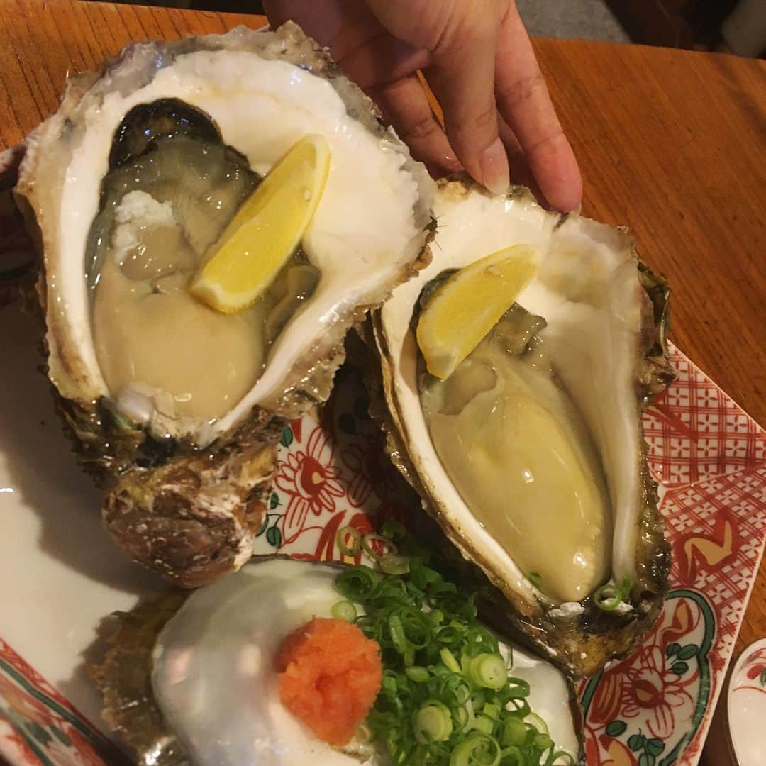七瀬ひとみのインスタグラム：「最高かよ〜〜〜 生牡蠣大好き！！夏でも余裕で食べる🐚  #生牡蠣 #生牡蠣最高 #山口県産 #昼飲み #御徒町 #吉仙 #蕎麦屋 #飛露喜 #馬刺し #ホッピー」